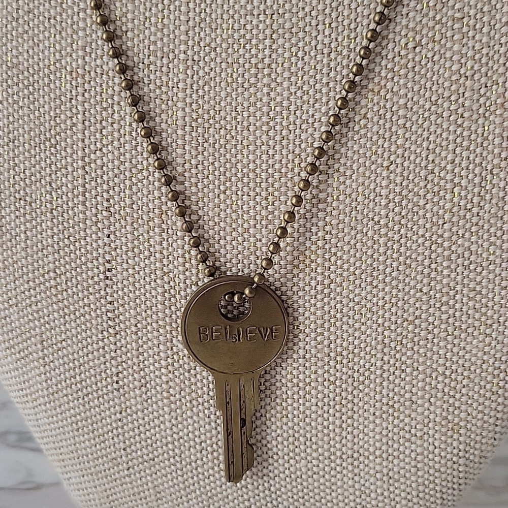 BELIEVE key necklace - Picture 3 of 4